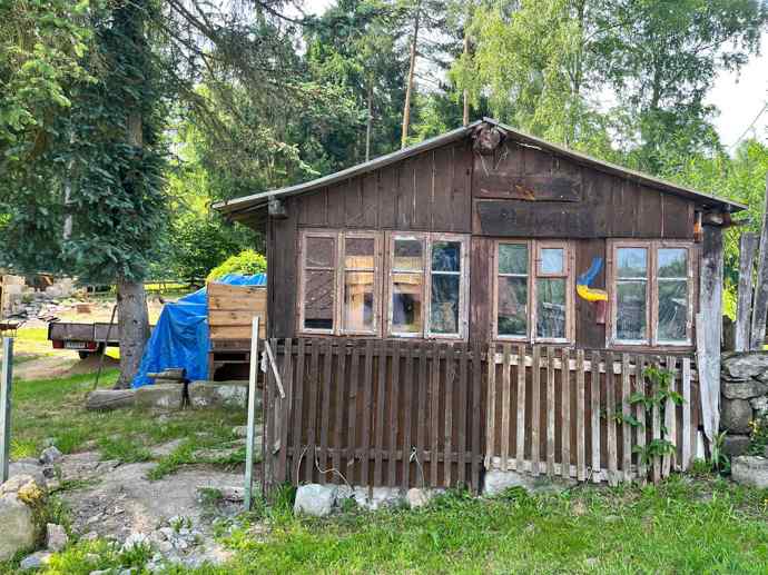 FOTO: Na zahradě se nachází kůlna. – stránka 8