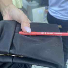 Oblíbenou konturovací tužku nám Kate Matl ukázala také během karlovarské módní přehlídky Beaty Rajské. 