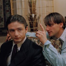 V první povídce má mladý strážmistr Zahrádka dostat do blázince vyšinutého vynálezce (na snímku Michal Suchánek a Radek Holub).