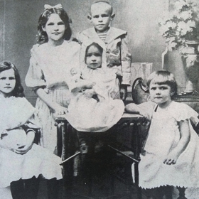 Děti manželů Marie a Oldřicha Svobodových. Anna se na snímku nachází zcela vpravo.