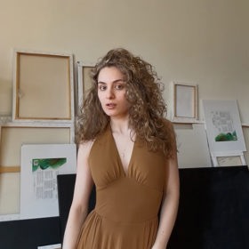 Lily vlastní studio se svými obrazy.