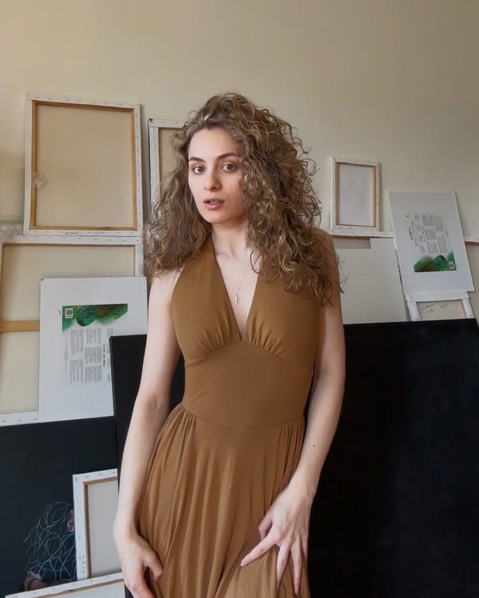 FOTO: Lily vlastní studio se svými obrazy.