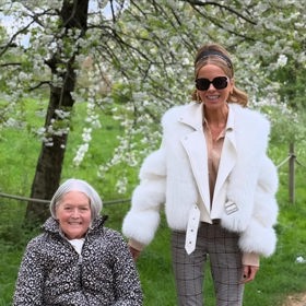 Kate tráví co nejvíce času se svou nemocnou matkou.