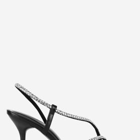 K šatům i šperkům můžete krásně vyladit i decentně zdobené sandály na podpatku. Tento model je od značky Jenny a pořídíte ho za 849 Kč