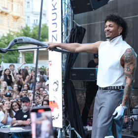 Zatímco vršek zpěvákova outfitu byl střídmější, spodní část už byla divočejší.