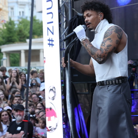 Zpěvák vsadil na kombinaci elegance s extravagancí.