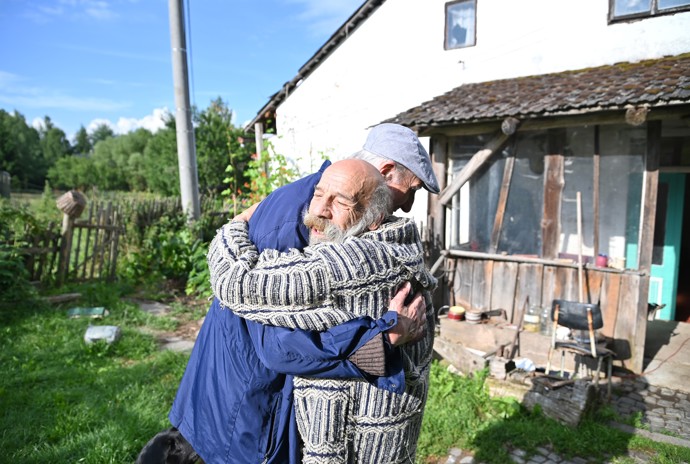 FOTO: Ondřej Klišík se objímá s farářem v den, kdy se měl dozvědět, že jeho bratr František je po smrti. – stránka 1
