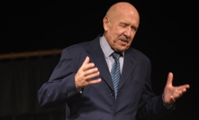 Petr Nárožný nešťastně upadl. 