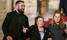 Jiřina Bohdalová odcházela z mejdanu po boku své dcery Simony Stašové.