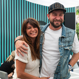 Marek Němec přijel do Karlových Varů v doprovodu své novomanželky Petry. 