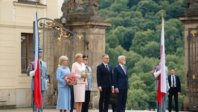 FOTO: Eva Pavlová a Petr Pavel přivítali prezidenta Polska a jeho ženu.