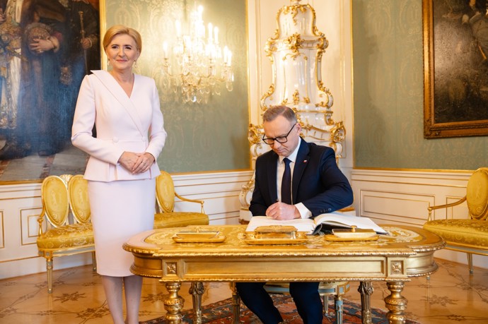 FOTO: Eva Pavlová a Petr Pavel přivítali prezidenta Polska a jeho ženu. – stránka 40