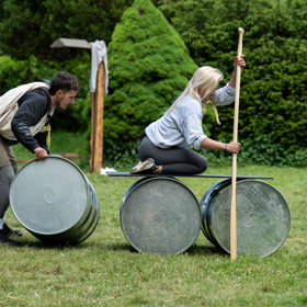 Na Farmě se hrají legrační hry.