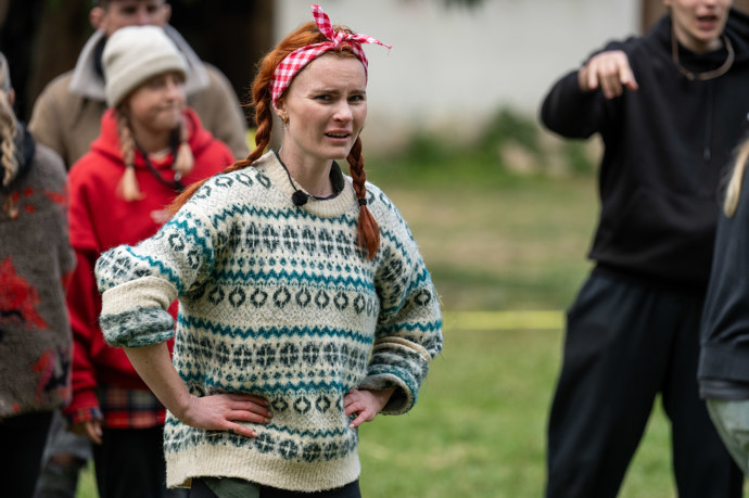 FOTO: Marry vypadá vyděšeně. – stránka 52