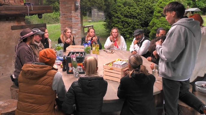 FOTO: Slavností večer. – stránka 225