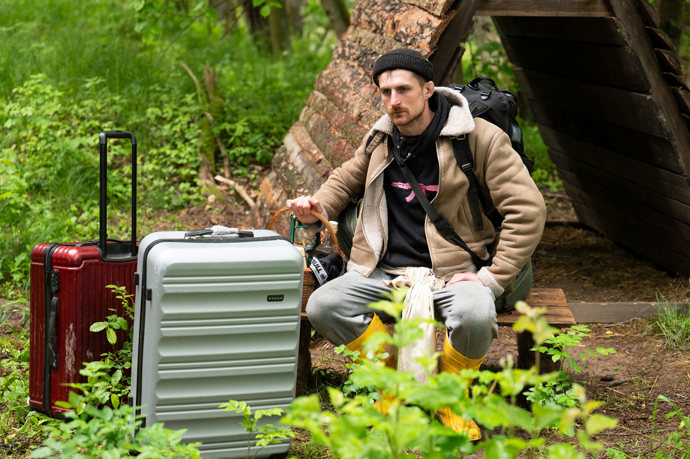FOTO: Andrej se svými kufry. – stránka 3