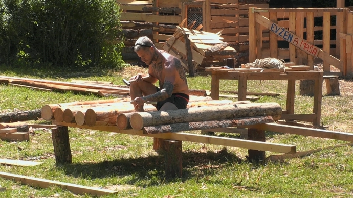 FOTO: Adam Raiter se pustil do špinavé práce. – stránka 118