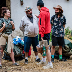 Duelanti si sbalili své věci a rozloučili se s ostatními.