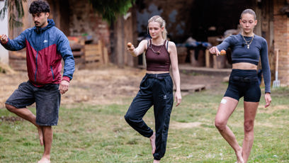 FOTO: Farmáři měli stát na jedné noze na špalku a v natažené ruce držet lžíci s vajíčkem.