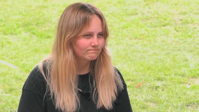 FOTO: Andrea pomohla Mary a Javierovi s dojením krav. – stránka 71