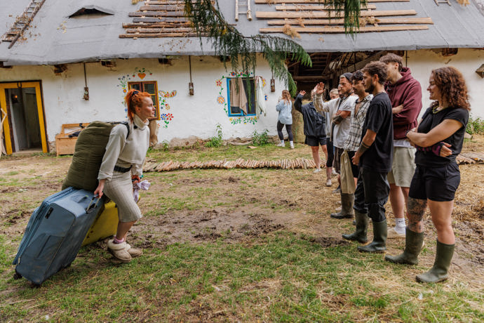 FOTO: Mary se loučí s farmáři. – stránka 30