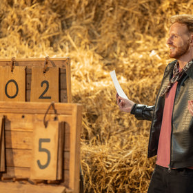 Vilda moderuje celou show.