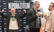 Křepčící Ivan Trojan, slzy Jana Dolanského a Čermák po skandálu: Hvězdná premiéra plná emocí 