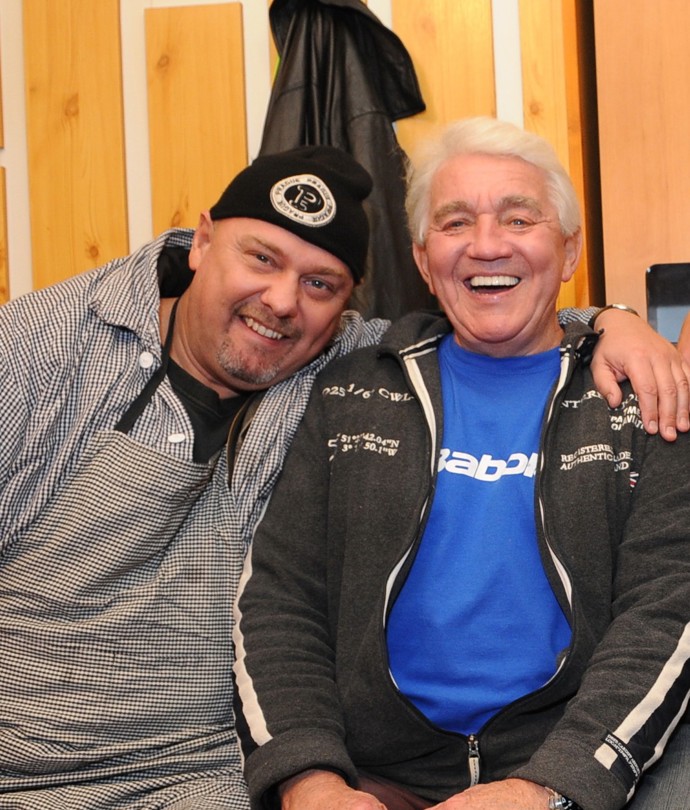 FOTO: Pavel Pásek a Jiří Krampol na jedné z producentových proslulých zabíjaček. – stránka 5