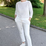 Jana Švandová umí nosit světlé monochromatické outfity tak, že rozhodně nevypadají nudně. Herečku naopak ještě víc omlazují