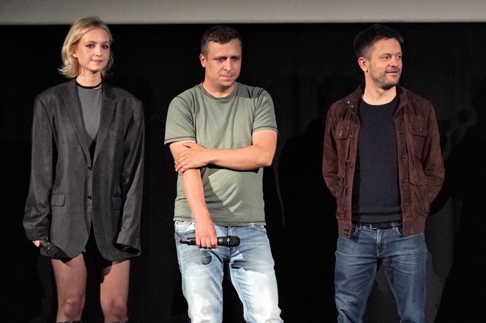 FOTO: Svatá trojice nového filmu Džob. – stránka 10