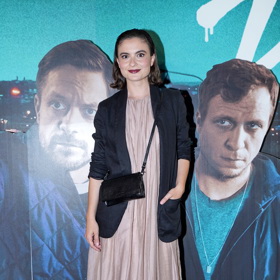 Eva Podzimková oblékla jednoduchou pudrovou róbu doplněnou o černé sako a černou crossbody kabelku.