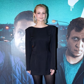 Diana Dulínková přišla v monolitu černé - k černým minišatům oblékla černé punčochy. 