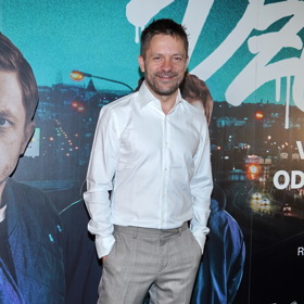 Jiří Mádl byl za elegána v bílé košili, béžových kalhotách a bílých teniskách. 