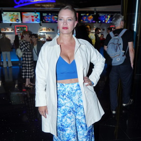 Kristýna Leichtová do kina přišla v bílém kabátku.