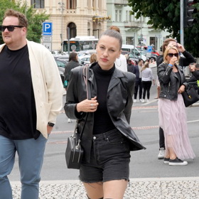 Na o poznání rockovější look vsadila herečka Natália Germáni.