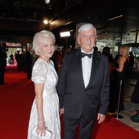 Zuzana Donutilová v bílých šatech z hedvábného devoré s ručním žabičkováním na ramenou. 