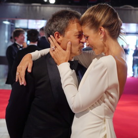 ...a také hluboký výstřih.