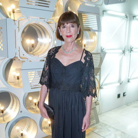 Andrea Bartošková uctila památku zesnulého manžela v pietní černé. Elegantní černé šaty byly doplněny krajkou, šperky se zelenými smaragdy a červenou rtěnkou.