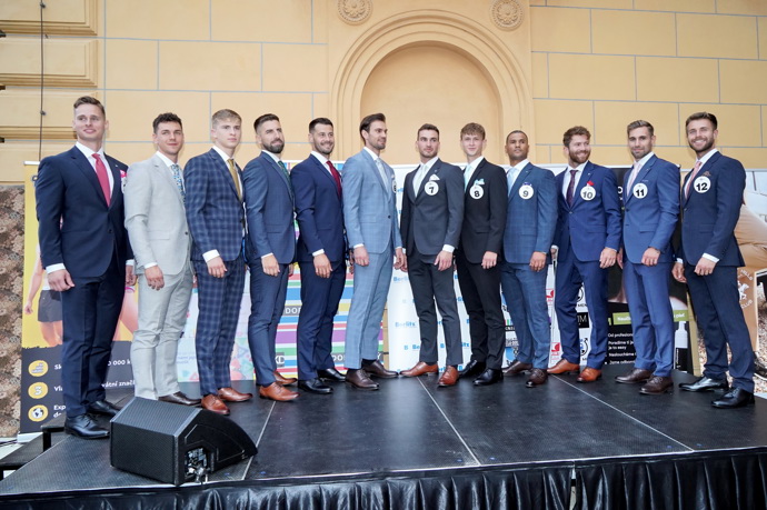 FOTO: Pánové v oblecích. – stránka 143