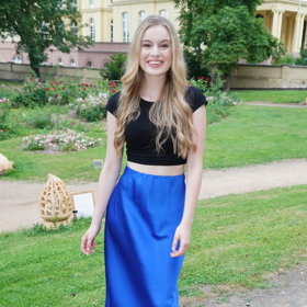 Michaela Pecháčková oblékla modrou saténovou sukni, kterou doplnila černým crop topem. 