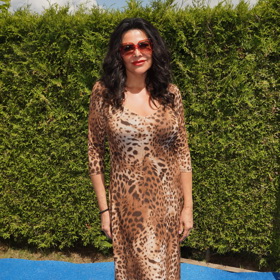 Zpěvačka tentokrát vsadila na maxi šaty s trendy zvířecím vzorem, ke kterým obula elegantní sandálky na podpatku a celý look tak dokonale vyážila.