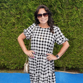 Maxi šaty s trendy kostkovaným vzorem zpěvačka doplnila zlatou kabelkou a balerínkami, které jsou letos také v kurzu.