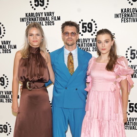 Možná právě proto vsadily hlavní herecké hvězdy na barevnější outfity.