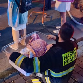 Hasiči evakuovali novorozence.