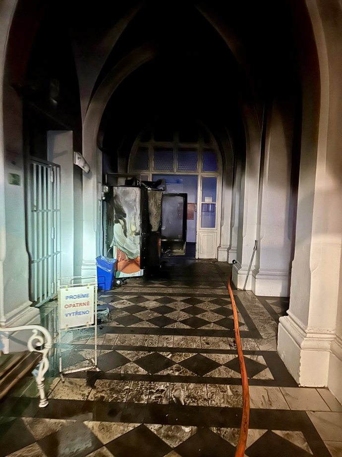 FOTO: Požár způsobil automat na kávu. – stránka 2