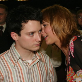 Ivana Gottová cosi šeptá do ouška zahraničnímu hostu, herci Elijahu Woodovi. 