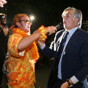 Dan Nekonečný věnoval Jiřímu Bartoškovi písničku. 