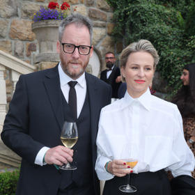 Vystačíte si s bílou košili a černými společenskými kalhotami s vysokým pasem - nebo sukní. 