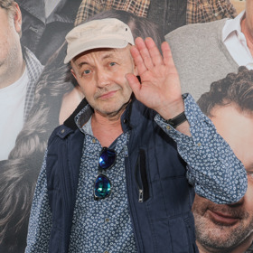 Herec Robert Nebřenský na chladnější letní dny vyzrál díky vestě.