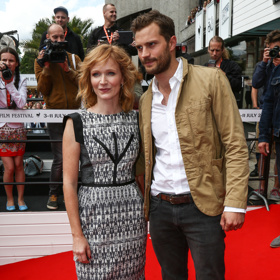 Ne vždy byly festivalové outfity Ani Geislerové tak sofistikované jako v posledních letech. To dokládá i tento archivní snímek z roku 2015, kdy na červeném koberci česká herečka pózovala s britskou hvězdou Jamiem Dornanem.